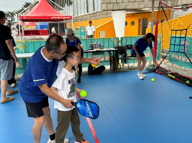 孩子们学习打匹克球。（本报记者富子梅摄）
