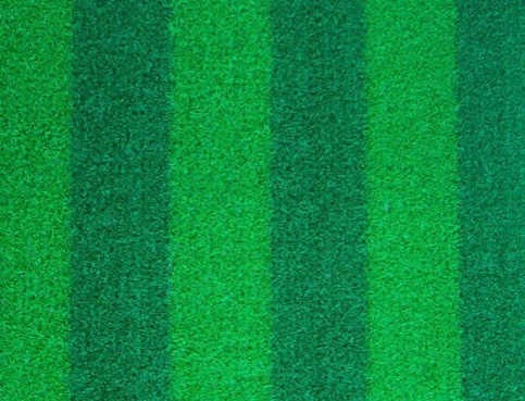 人造草坪是将塑聚乙烯（PE）或聚丙烯（PP）经单向拉伸制成的扁丝（业内称为草丝）后，